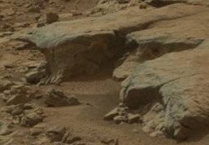 Estátuas de monstros de Marte no sopé de uma montanha