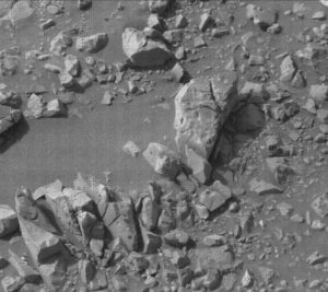 Animais de pedra quebrados atropelados pela Curiosity