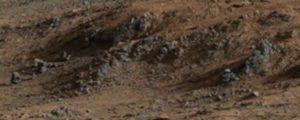 Varios marcianos trabajando a pie de una colina.
